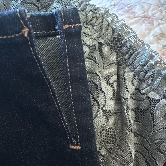 Frame Denim Le High Skinny Outseam Slit
in Dark Denim size 26 - Picture 13 of 13